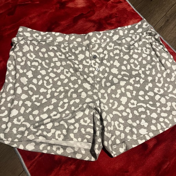 3 piece women’s pajama set. NWOT never worn XL White/gray leopard print - Picture 3 of 16